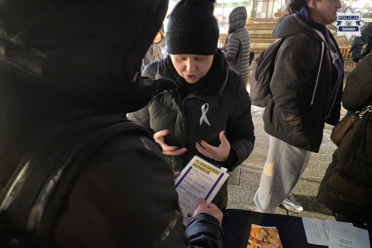 Biała Wstążka na katowickim Placu Kwiatowym – katowiczanie solidarni przeciw przemocy