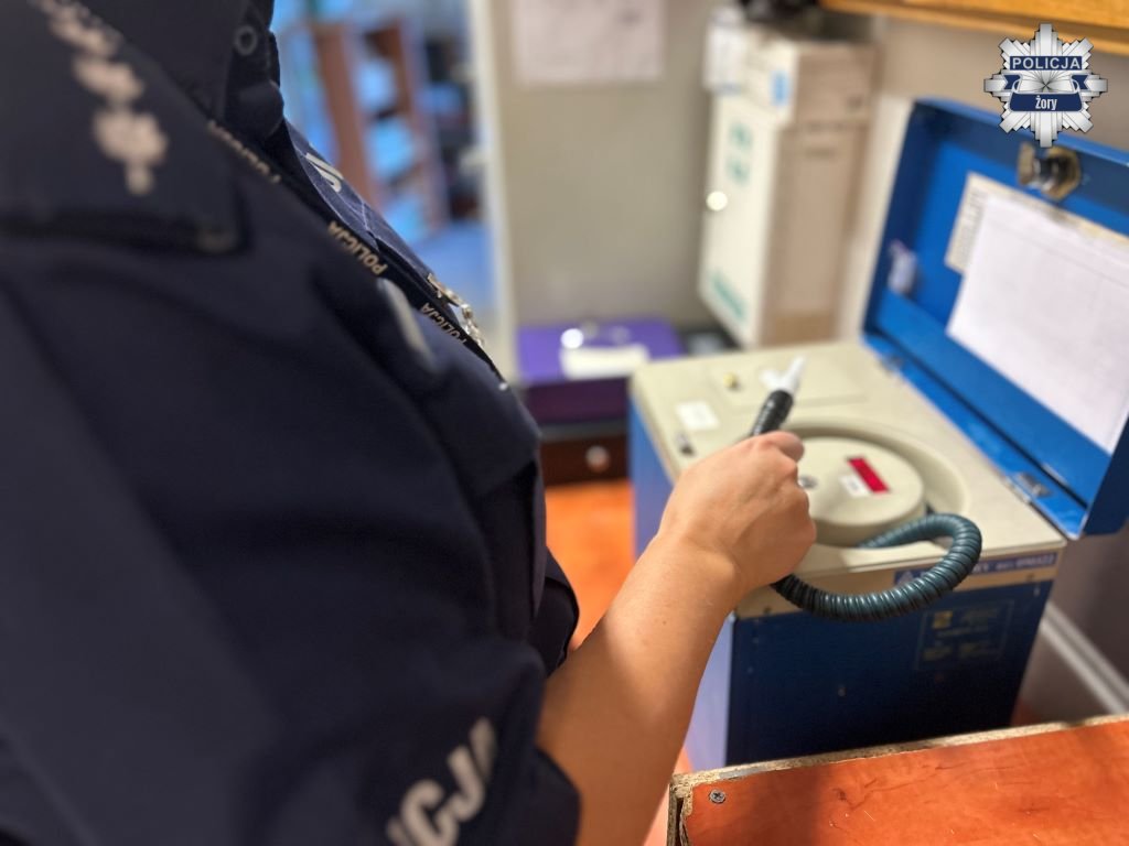 Ratownicy medyczni zareagowali — policjanci zatrzymali pijanego kierowcę w centrum Żor