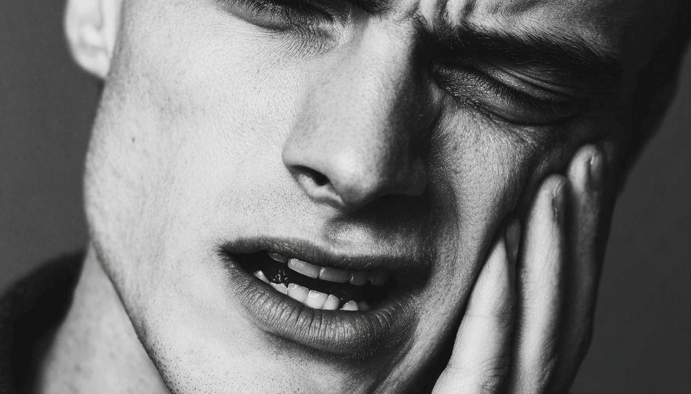 Bruksizm i ból żuchwy (TMJ): jak stres „wchodzi” w mięśnie i jak to zatrzymać