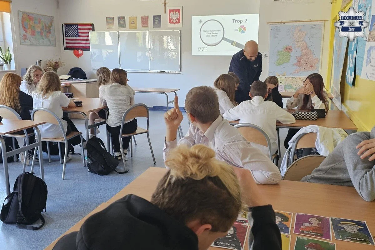 Dzieciństwo bez przemocy – profilaktyczne spotkania uczniów SP 11 z policjantem w Żorach