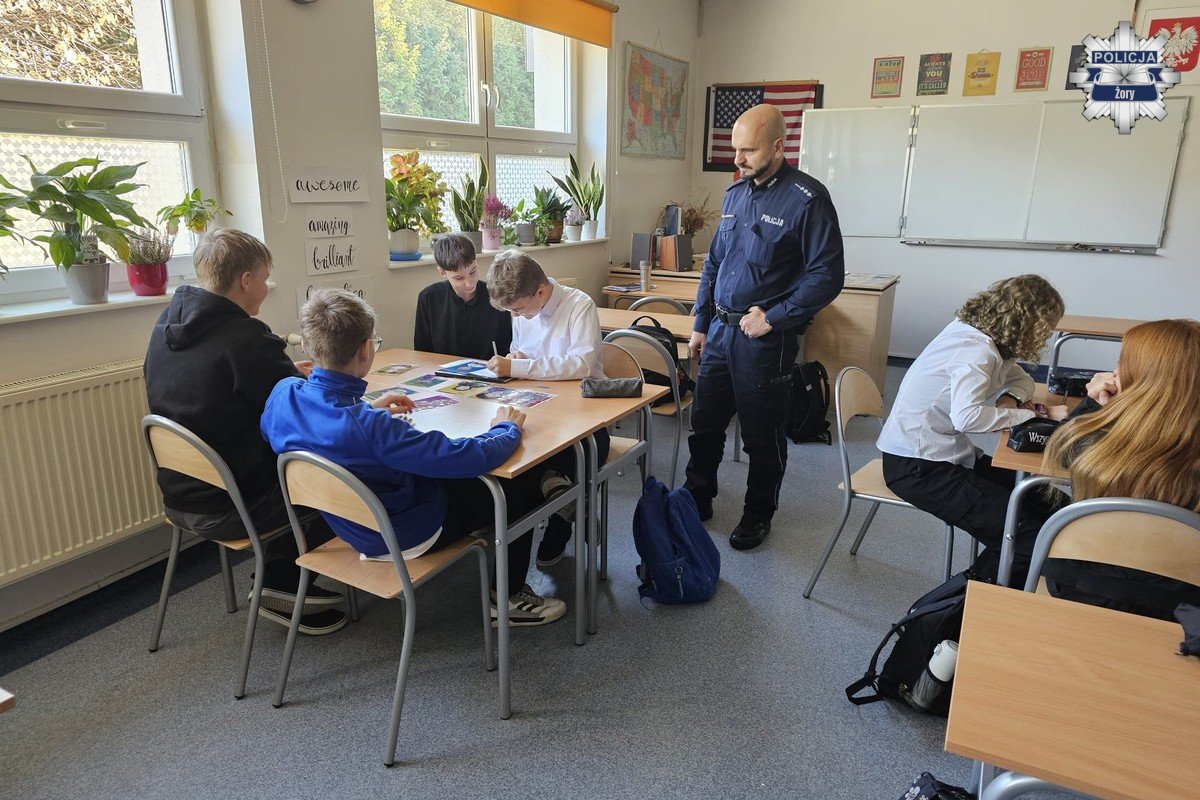 Dzieciństwo bez przemocy – profilaktyczne spotkania uczniów SP 11 z policjantem w Żorach