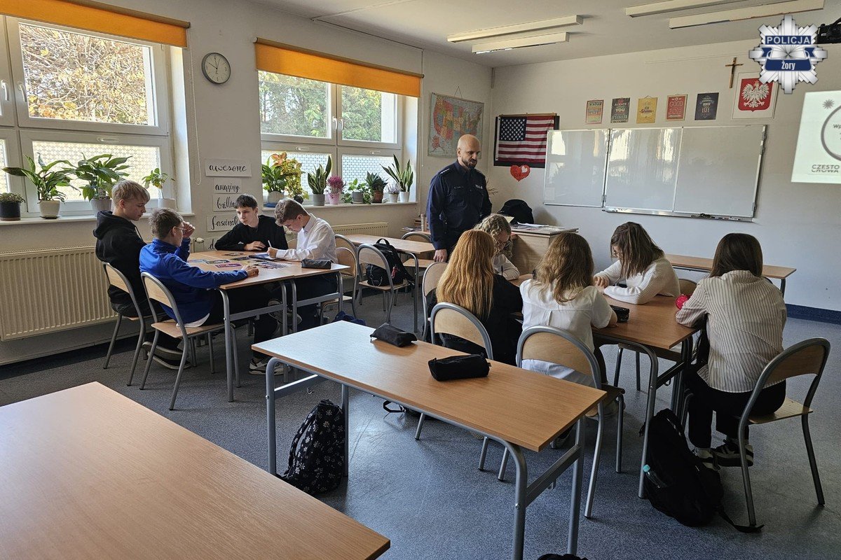 Dzieciństwo bez przemocy – profilaktyczne spotkania uczniów SP 11 z policjantem w Żorach