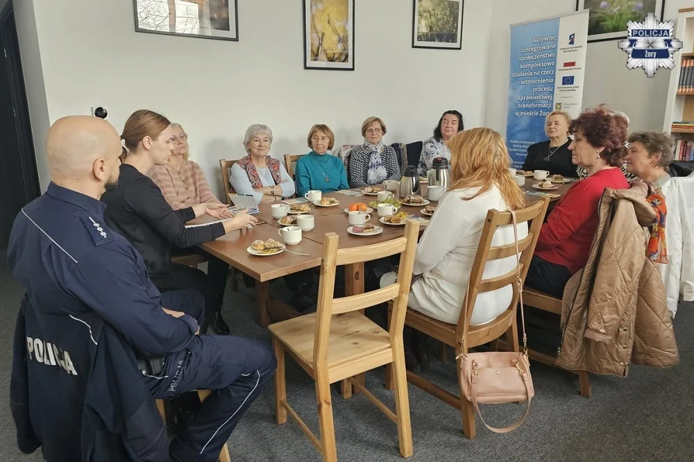 Bezpieczny senior w Żorach: o oszustwach, odblaskach i płatnościach bezgotówkowych