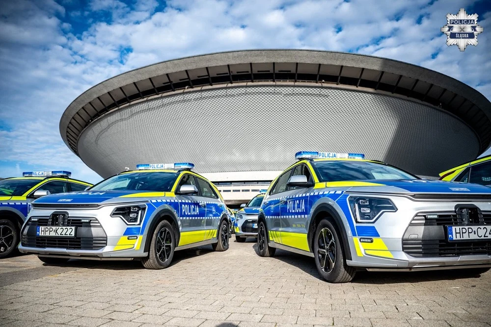 Dwa nowe hybrydowe radiowozy Kia Niro trafiły do Policji w Żorach