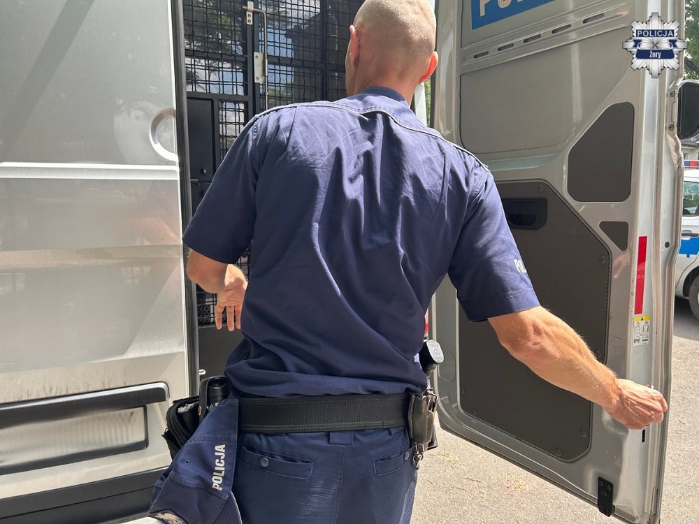 Żorscy policjanci zatrzymali mężczyzn ukrywających się przed wymiarem sprawiedliwości