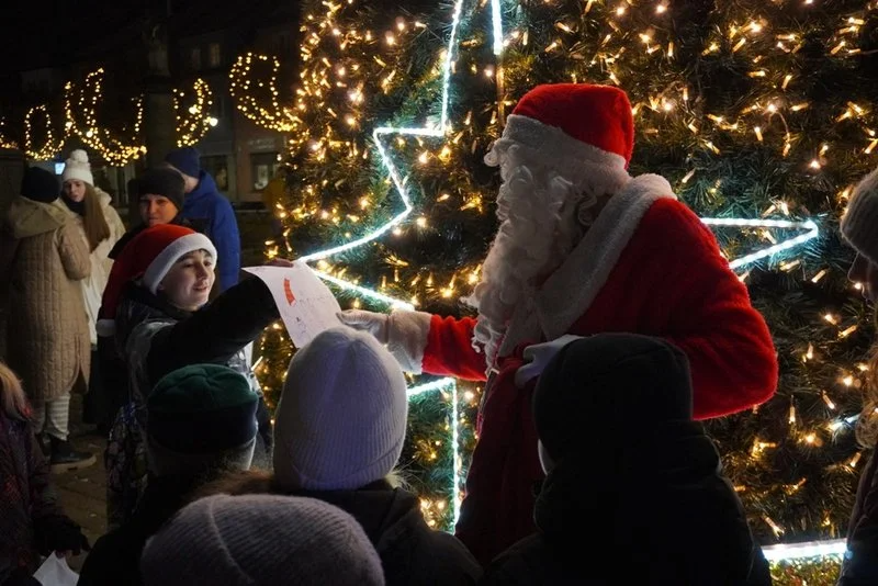 Święty Mikołaj na Żorskim Rynku – rozświetlenie choinki i atrakcje dla całej rodziny!
