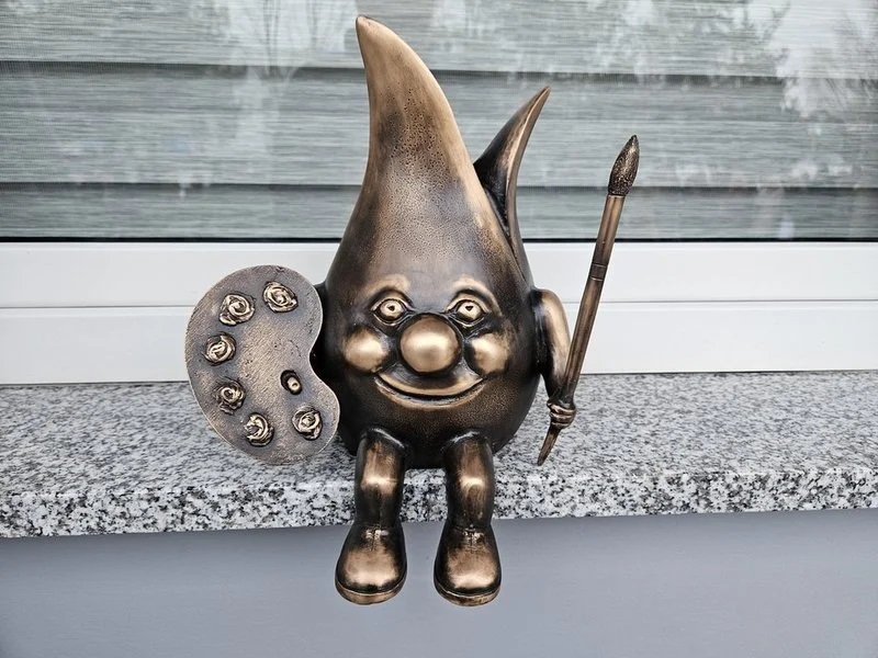 Żorek Plastyk dołączył do rodziny żorskich figurek. Nowa rzeźba przed ZS3