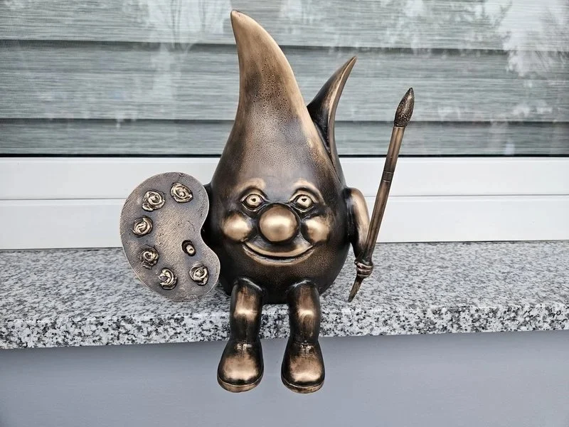 Żorek Plastyk dołączył do rodziny żorskich figurek. Nowa rzeźba przed ZS3