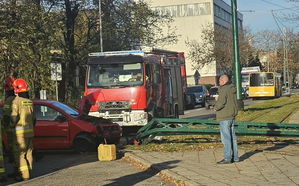 Groźne zdarzenie drogowe w Zabrzu. 42-latka uderzyła w słup trakcji tramwajowej w Zabrzu