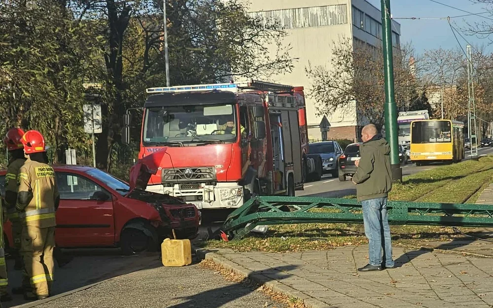 Groźne zdarzenie drogowe w Zabrzu. 42-latka uderzyła w słup trakcji tramwajowej w Zabrzu