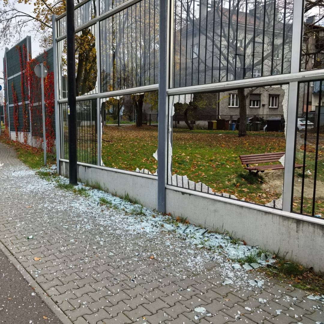 Ekrany przy al. Korfantego zniszczone. Po raz kolejny!