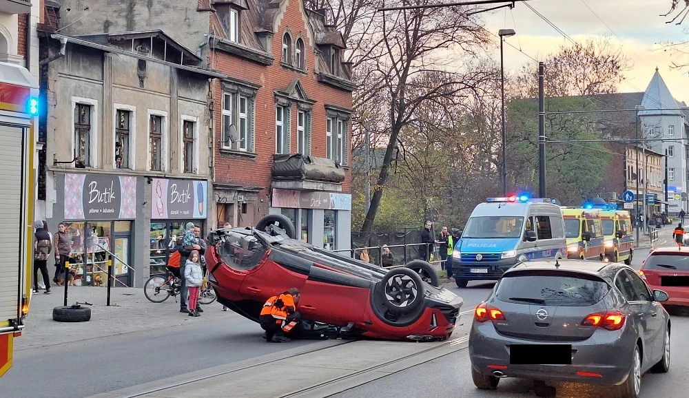 Groźne zderzenie na ul. Tarnopolskiej w Zabrzu. Renault dachowało po uderzeniu hondy