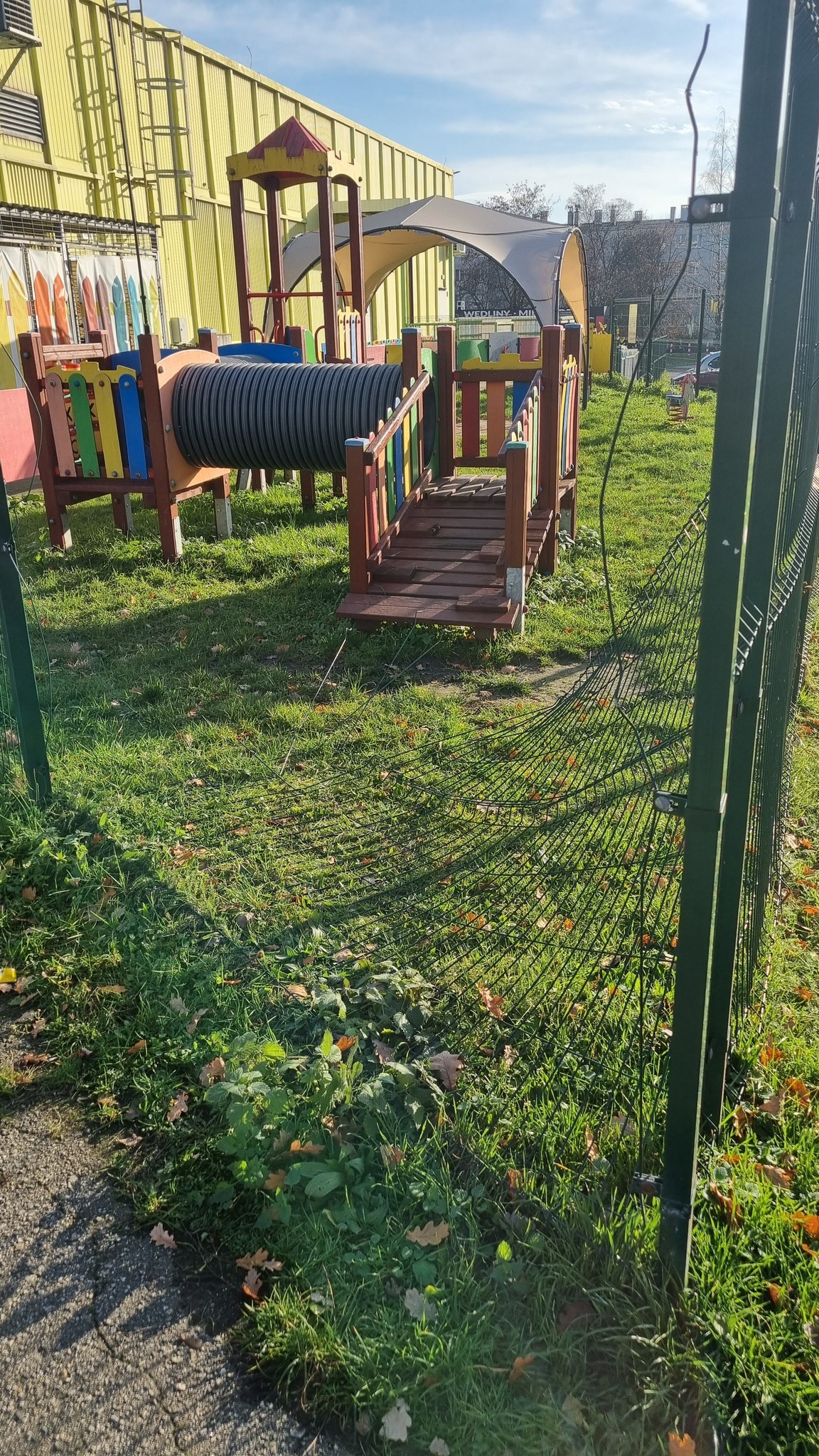 Ktoś zniszczył ogrodzenie prywatnego przedszkola. Znowu