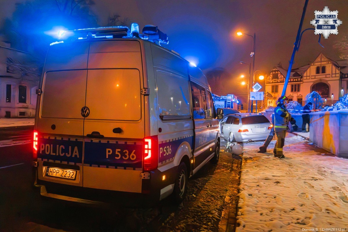 Kolizja w Zabrzu. Nietrzeźwy kierowca uderzył w latarnię na Placu Teatralnym