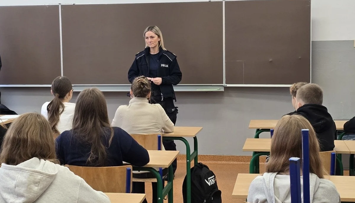 Policjanci edukują uczniów o hejcie i cyberprzemocy w sieci. Spotkanie w SP 19