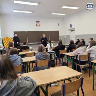 Policjanci edukują uczniów o hejcie i cyberprzemocy w sieci. Spotkanie w SP 19