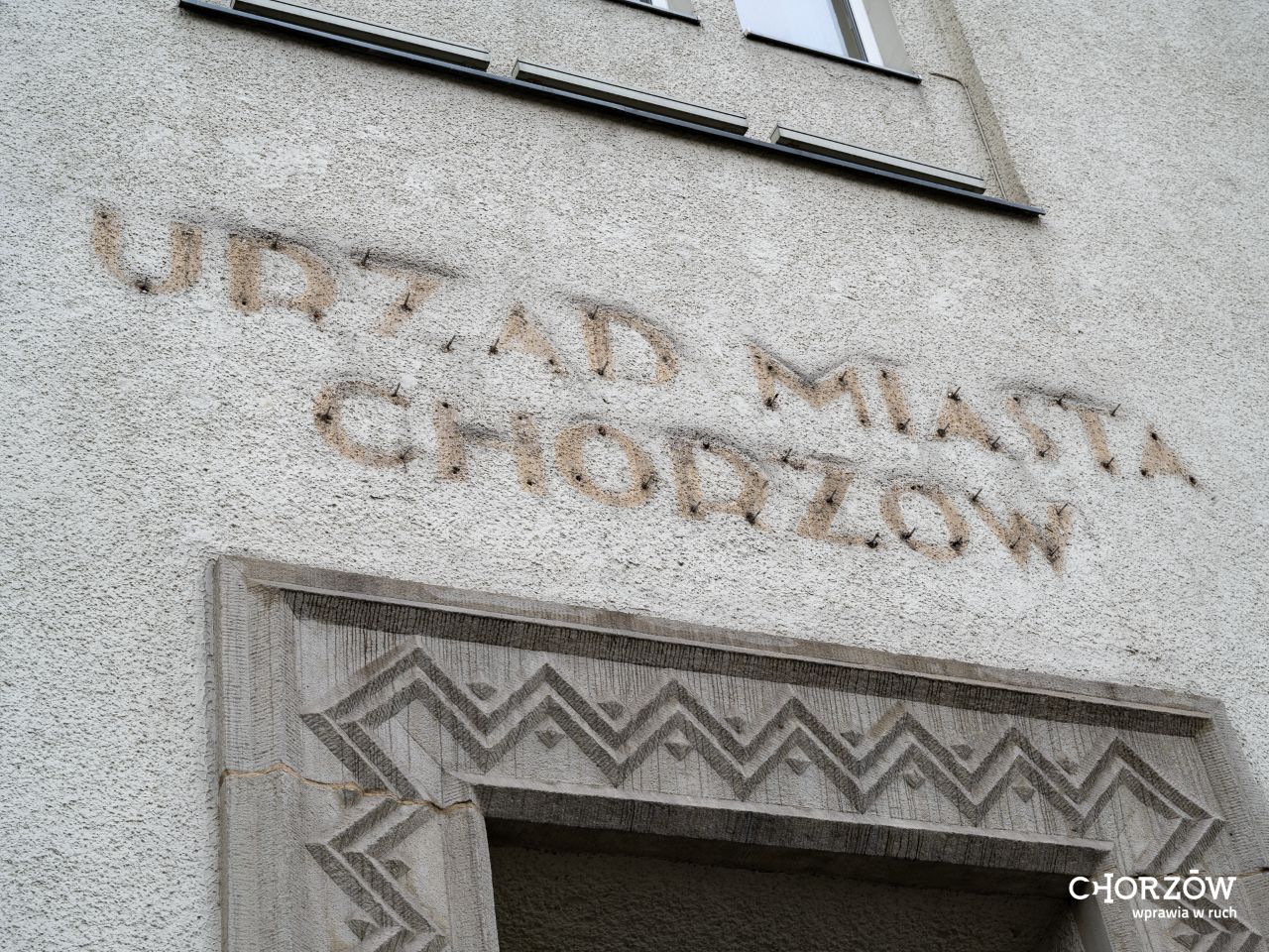 Z elewacji Urzędu Miasta w Chorzowie zniknął napis – wkrótce pojawi się nowy