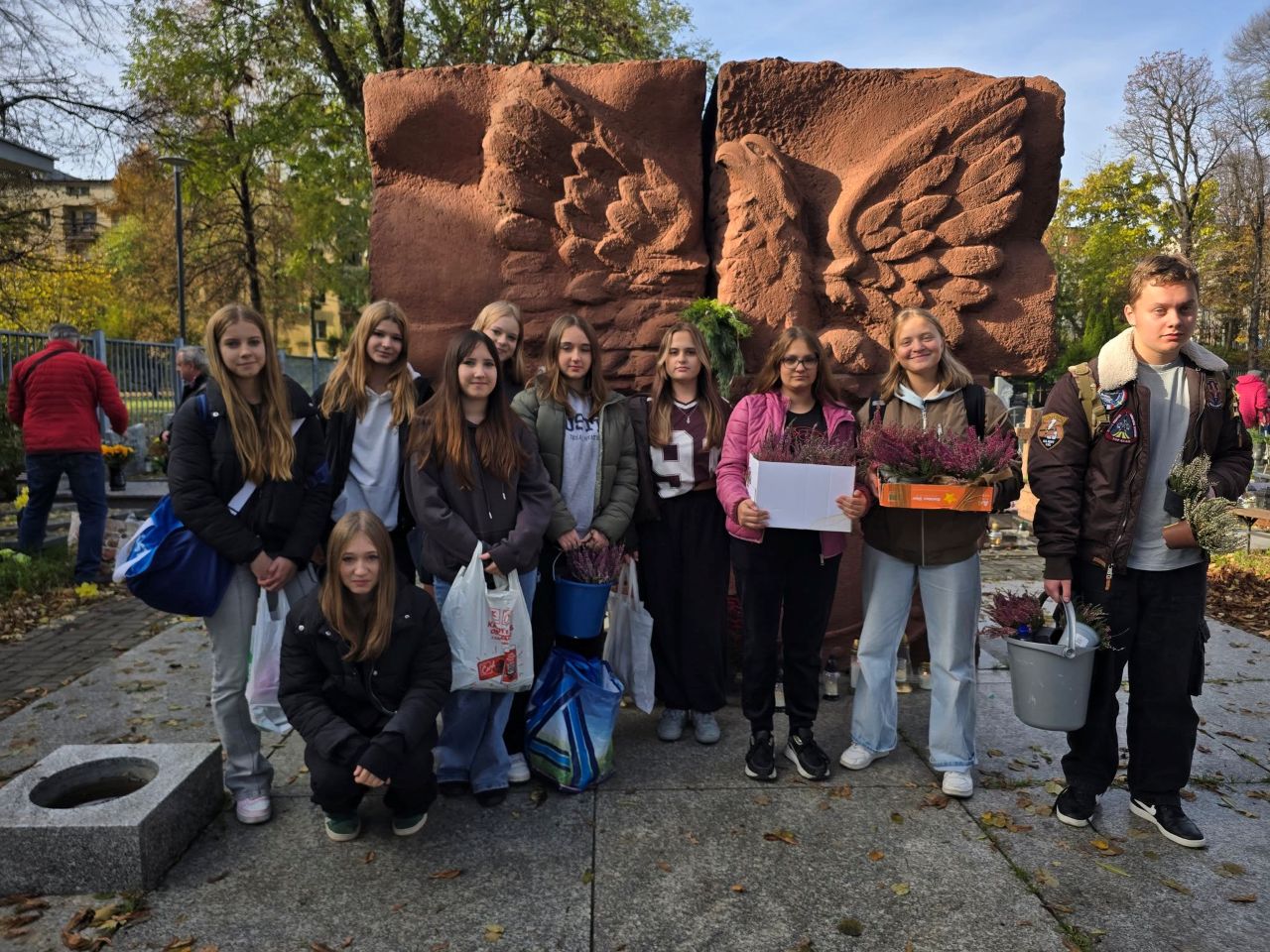 Chorzów pamięta o bohaterach – młodzież włączyła się w akcję „Pamięć i Tożsamość”