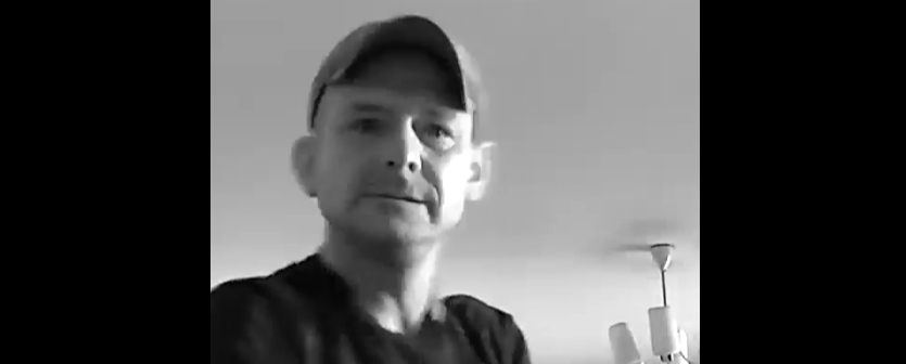 Policja poszukuje sprawcy włamania przy ul. Pogodnej – rozpoznajesz tego mężczyznę?