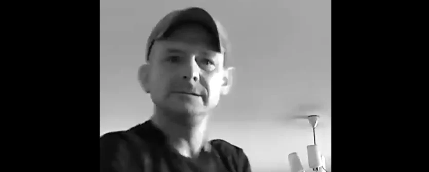 Policja poszukuje sprawcy włamania przy ul. Pogodnej – rozpoznajesz tego mężczyznę?