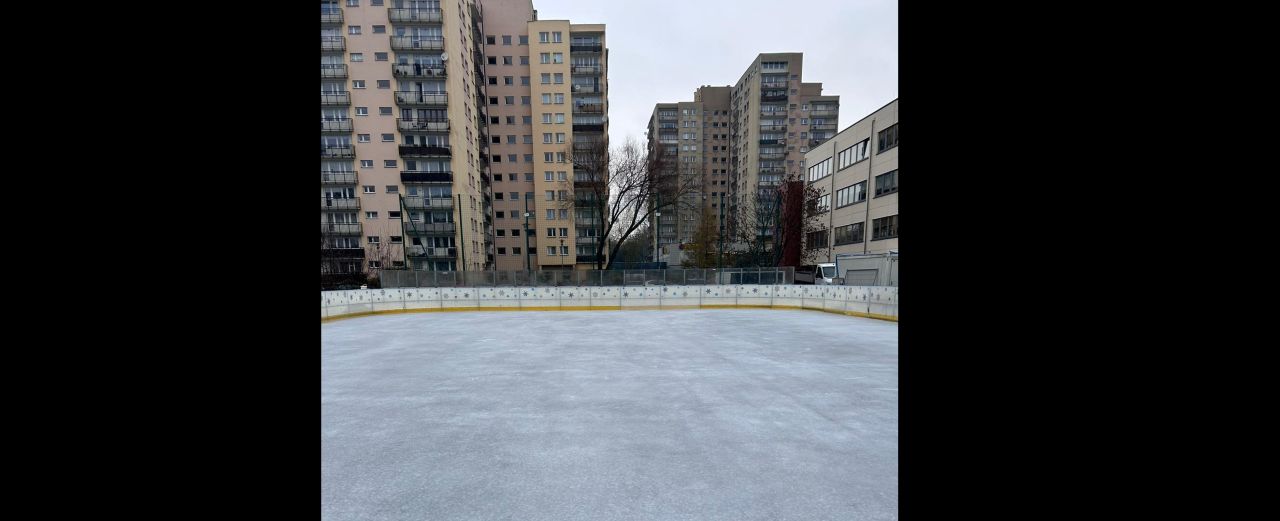Lodowisko przy SP 5 rośnie w oczach. Trwają przygotowania do sezonu
