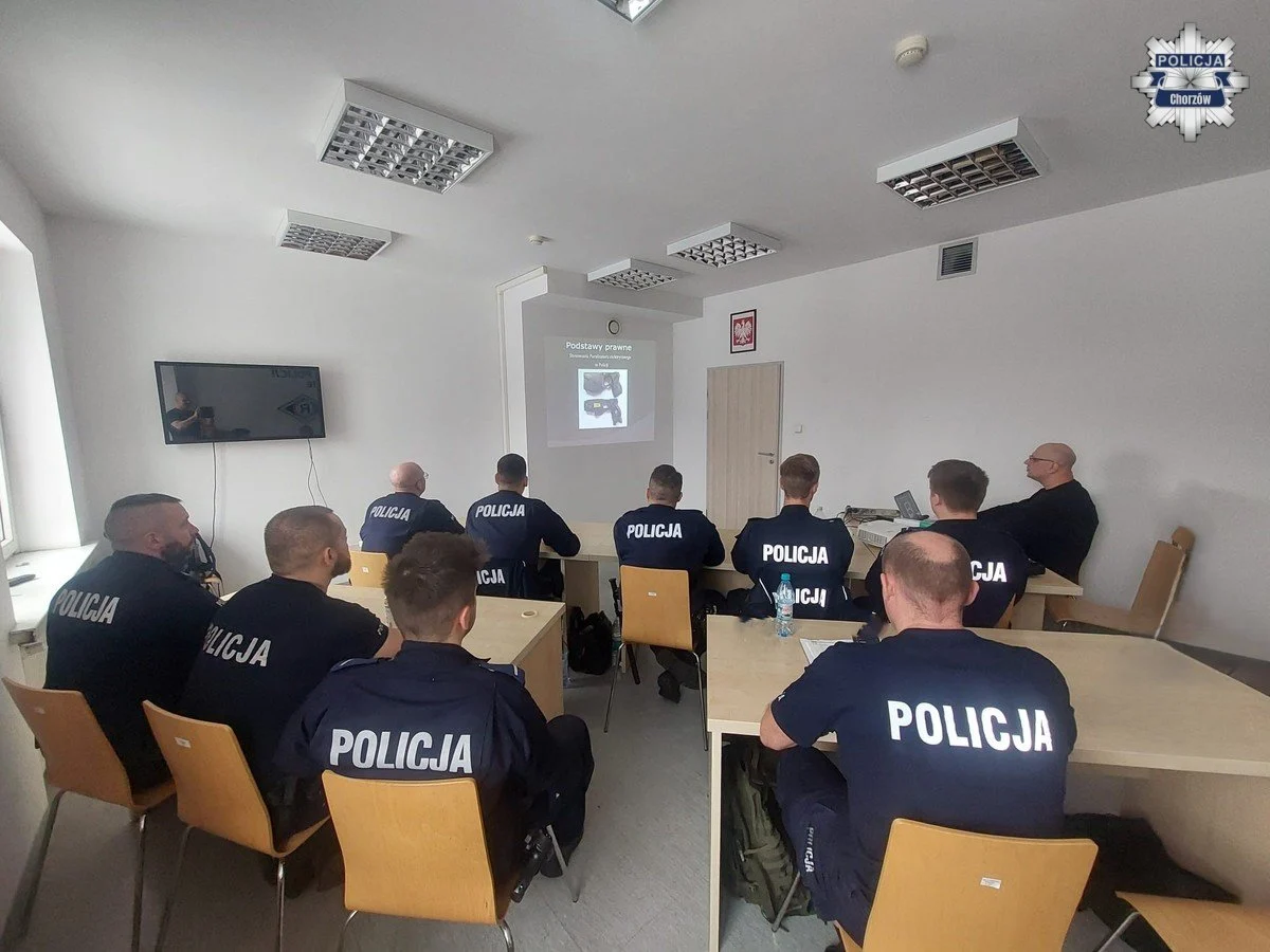 Szkolenie z użycia taserów w Chorzowie. Policjanci podnoszą swoje kwalifikacje
