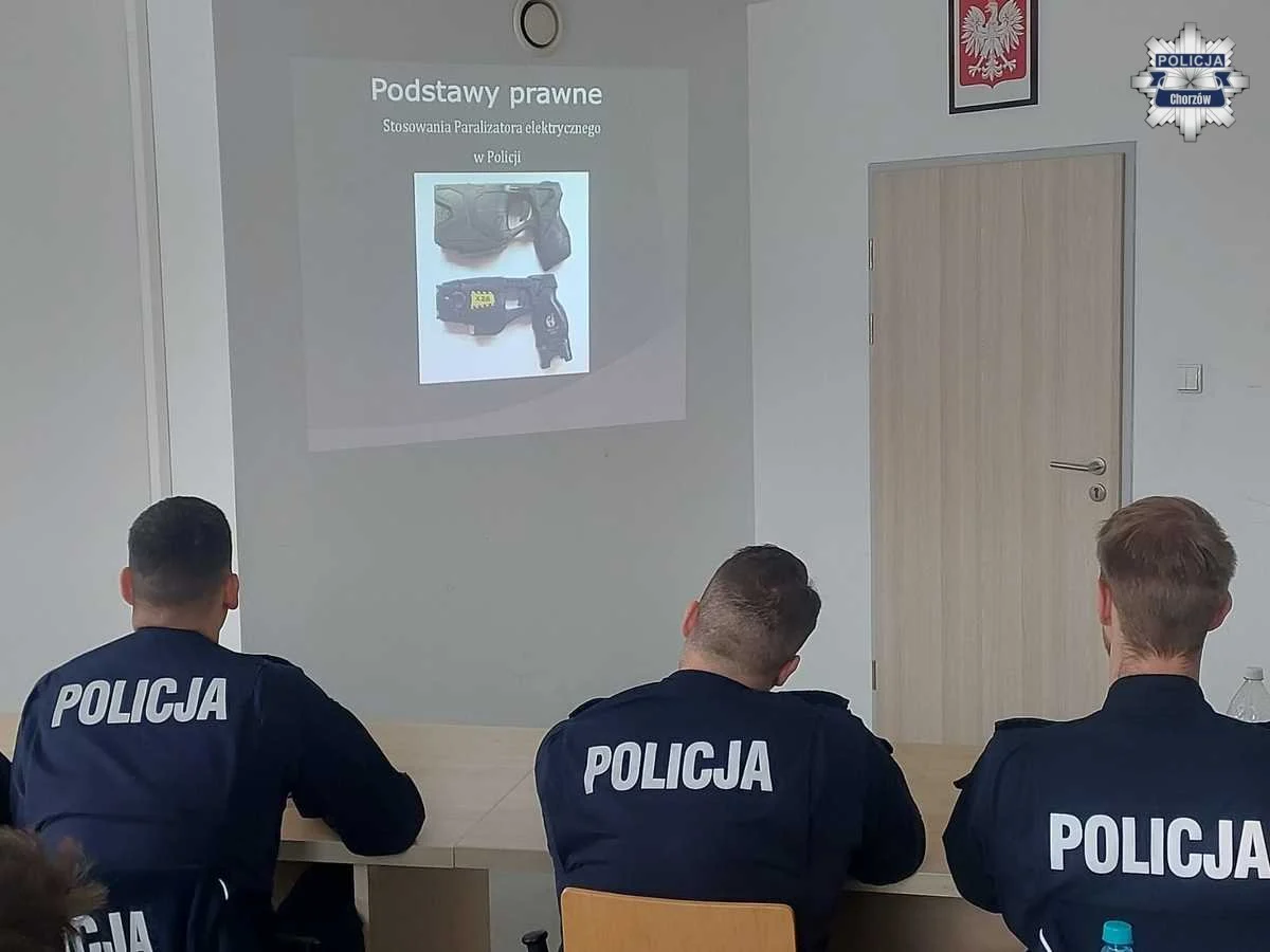 Szkolenie z użycia taserów w Chorzowie. Policjanci podnoszą swoje kwalifikacje