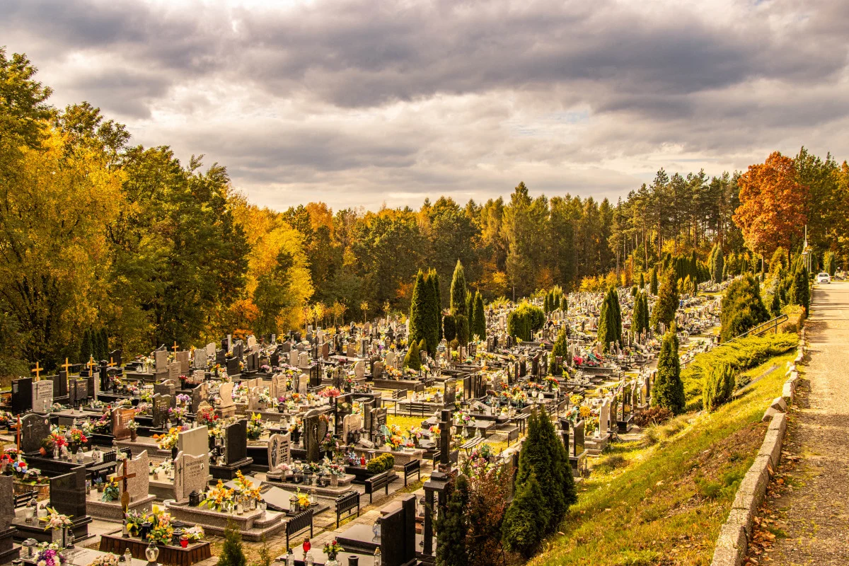 Wodzisław Śląski z nowymi instalacjami OZE na cmentarzu komunalnym