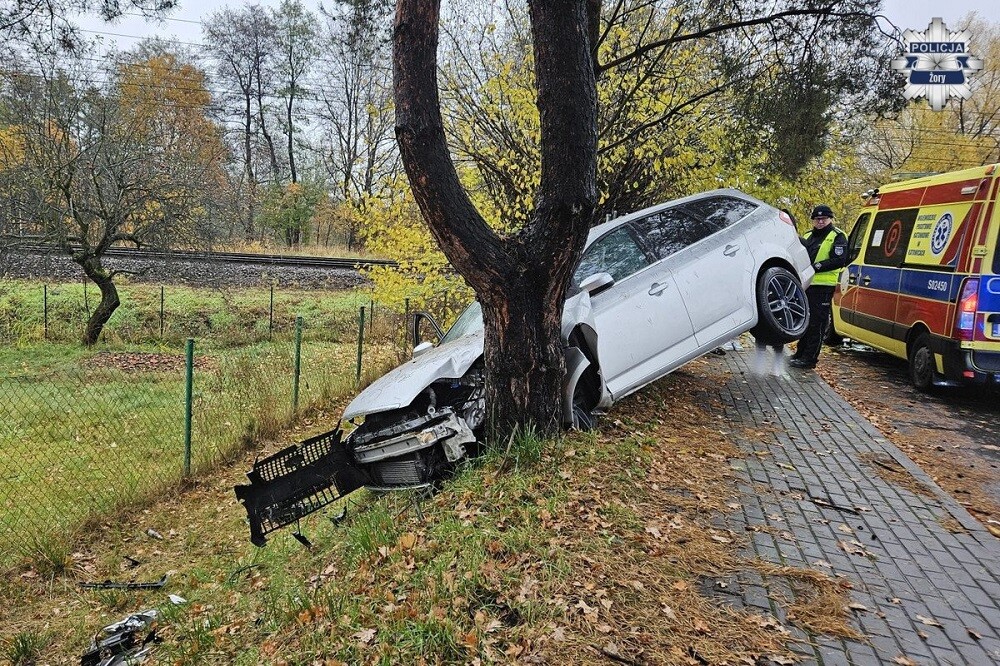 Pijany 27-latek rozbił forda w Żorach – eCall powiadomił służby [FOTO]