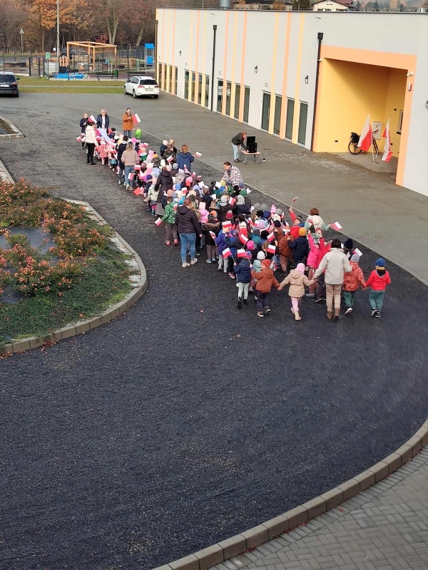 Hymn, patriotyczne piosenki i sport. Przedszkolaki z Zawiści świętowali niepodległość /fot. FB UM Orzesze