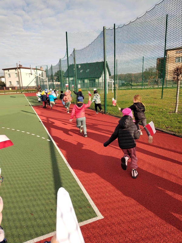 Hymn, patriotyczne piosenki i sport. Przedszkolaki z Zawiści świętowali niepodległość /fot. FB UM Orzesze