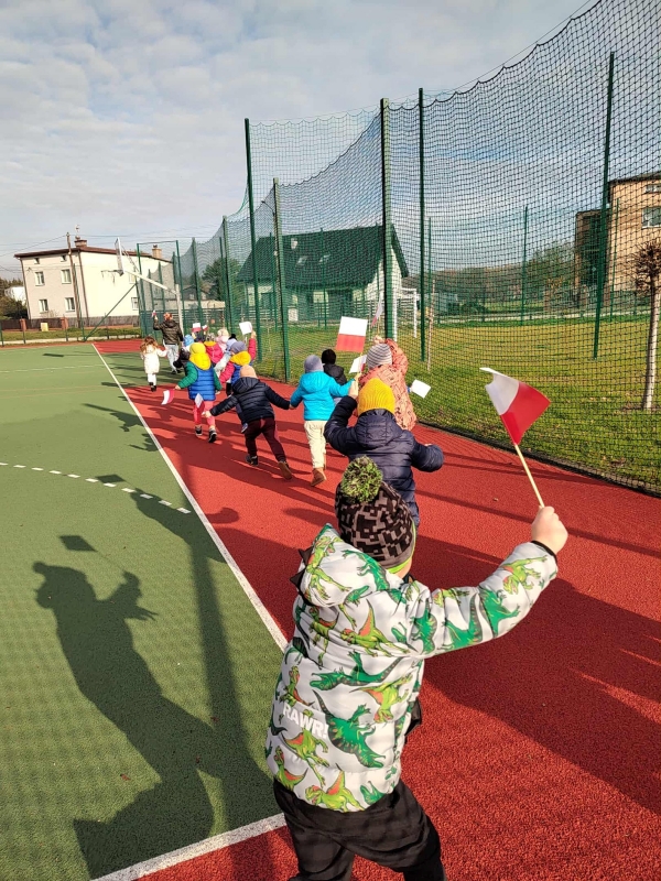Hymn, patriotyczne piosenki i sport. Przedszkolaki z Zawiści świętowali niepodległość /fot. FB UM Orzesze