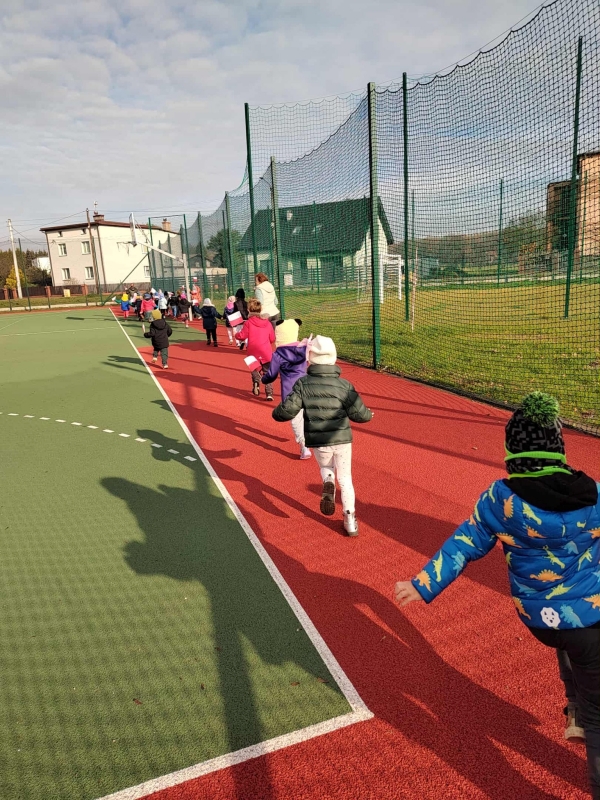 Hymn, patriotyczne piosenki i sport. Przedszkolaki z Zawiści świętowali niepodległość /fot. FB UM Orzesze