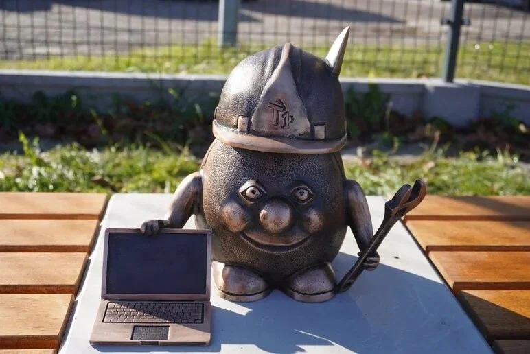 Nowy Żorek w Żorach! Profesjonalista z kluczem i laptopem czuwa nad technikum