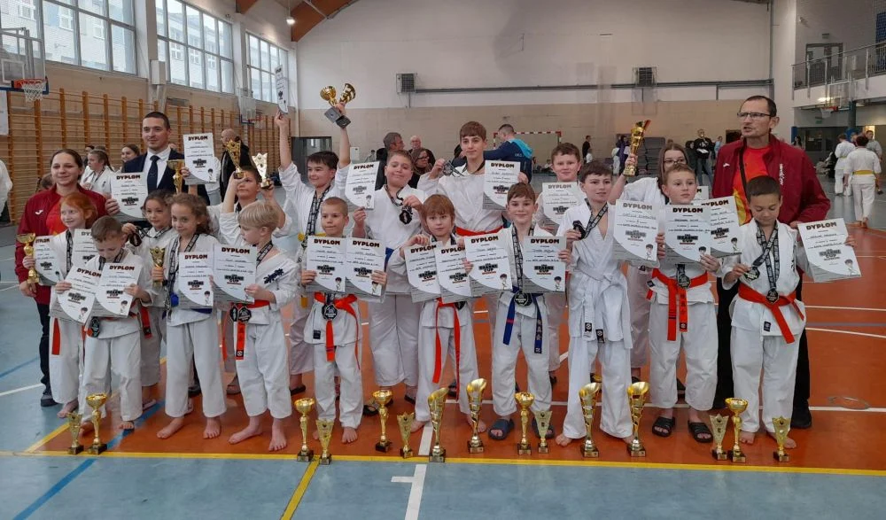 Początkujący karatecy z medalami – dla wielu był to debiut na zawodach!