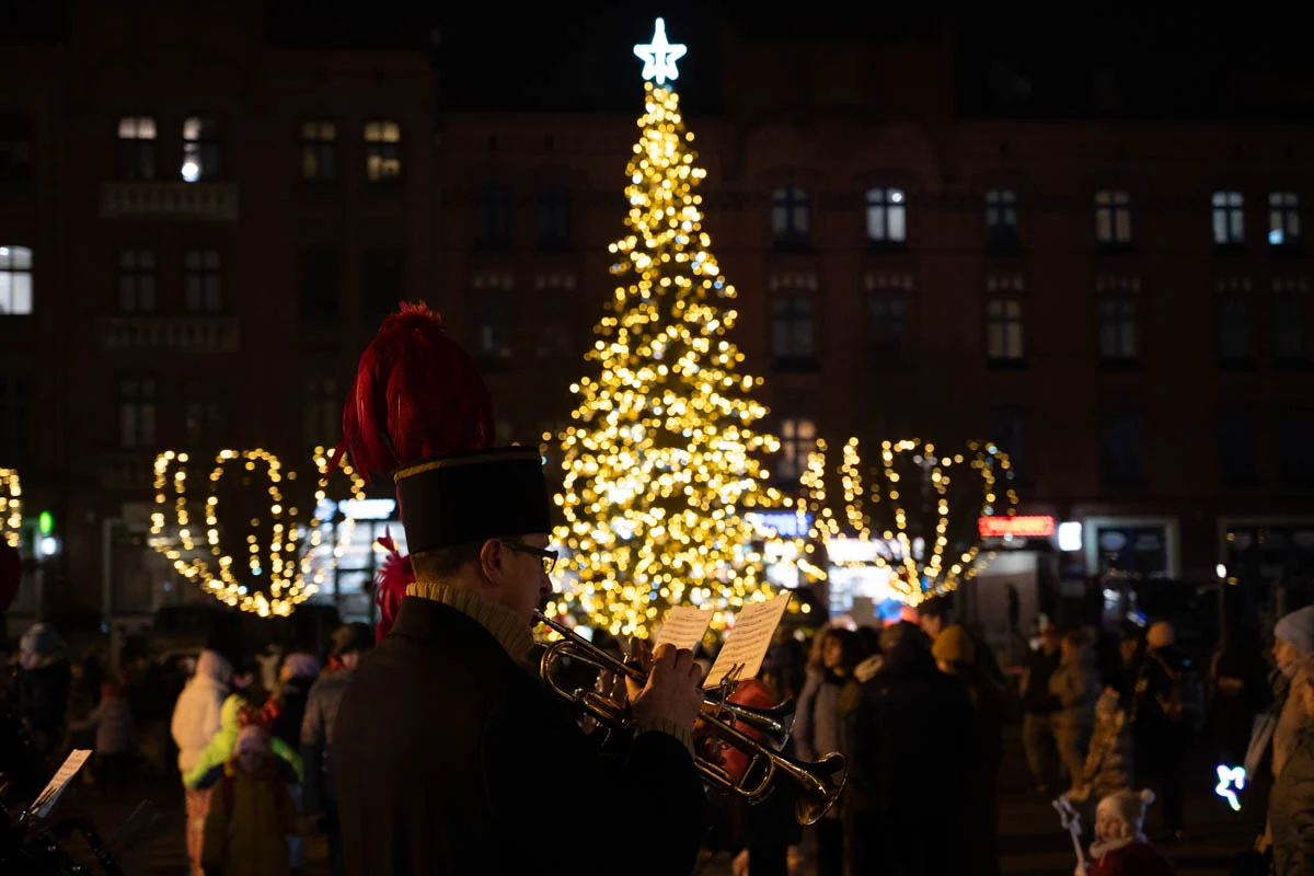 Ruda Śląska rozpoczęła świąteczny sezon! Rozbłysła 10-metrowa choinka na rynku