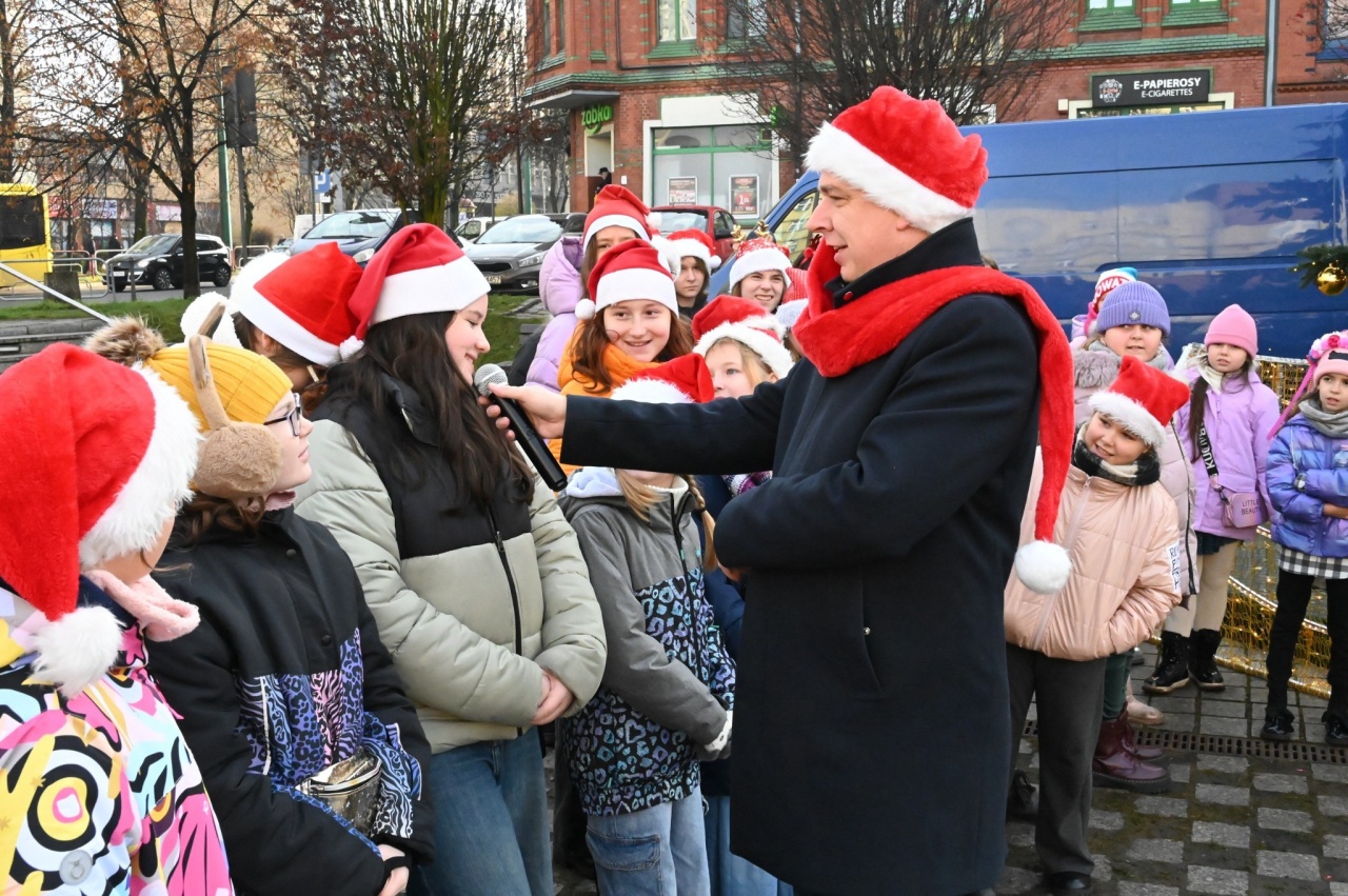 Świąteczne śpiewanie na rynku w Nowym Bytomiu 2