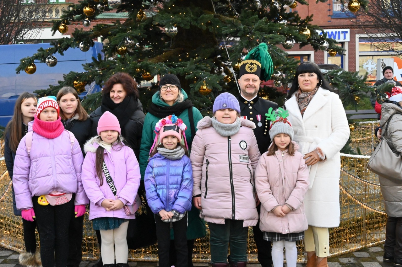 Świąteczne śpiewanie na rynku w Nowym Bytomiu 3