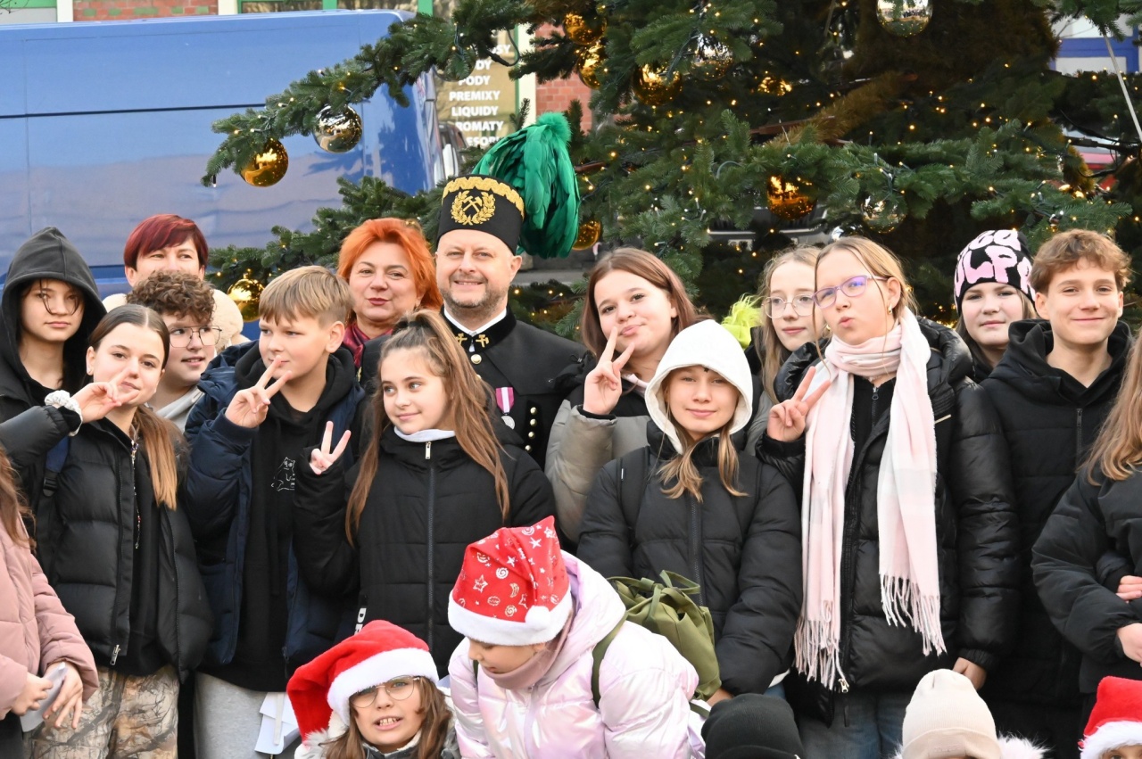 Świąteczne śpiewanie na rynku w Nowym Bytomiu 6