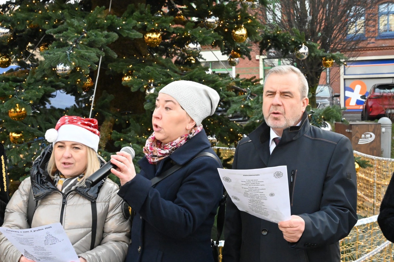 Świąteczne śpiewanie na rynku w Nowym Bytomiu 9
