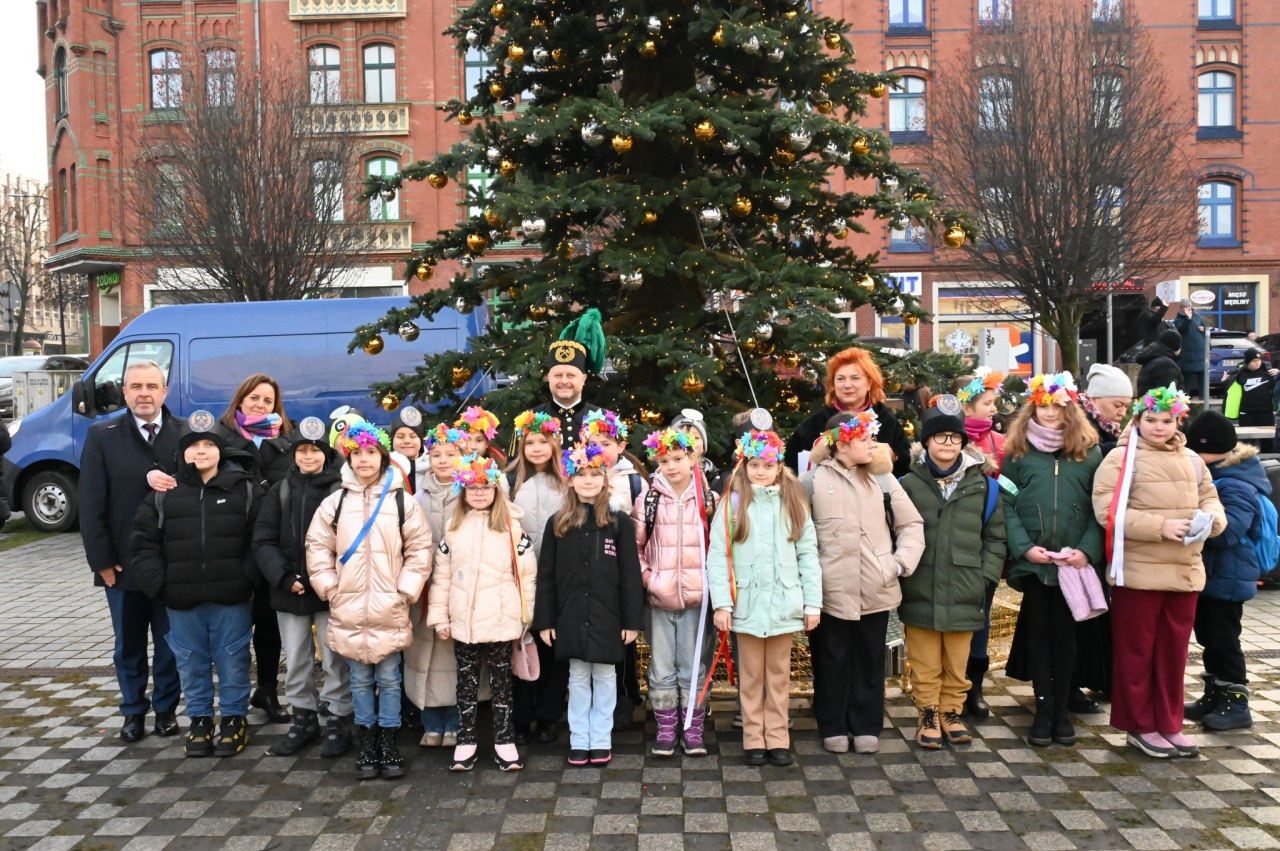 Świąteczne śpiewanie na rynku w Nowym Bytomiu 10