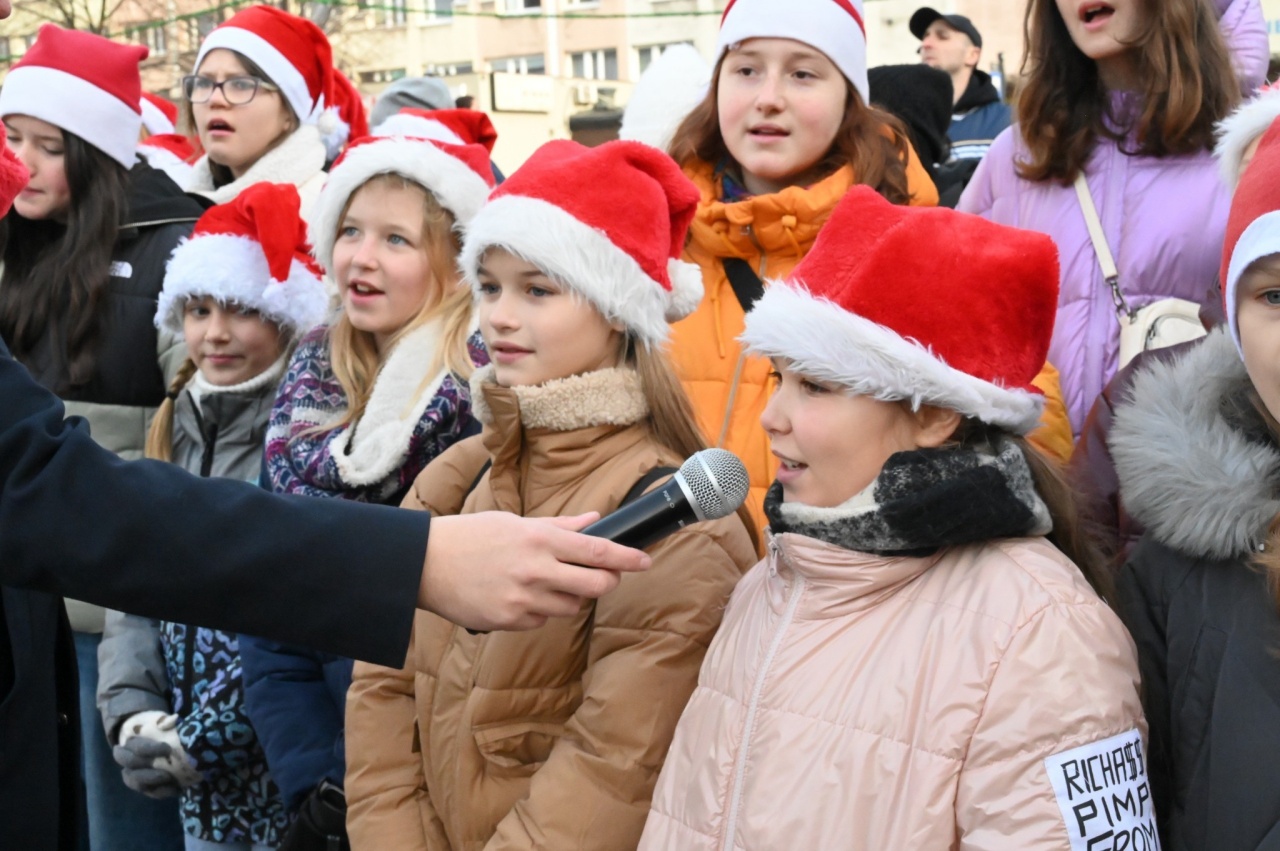 Świąteczne śpiewanie na rynku w Nowym Bytomiu 11