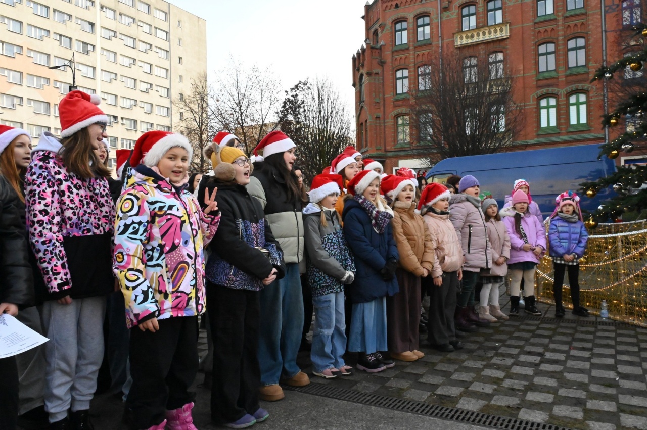 Świąteczne śpiewanie na rynku w Nowym Bytomiu 13