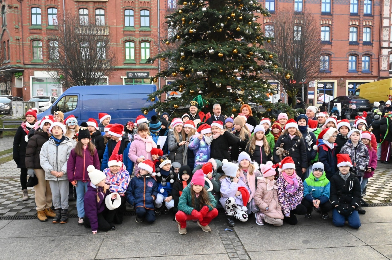 Świąteczne śpiewanie na rynku w Nowym Bytomiu 16