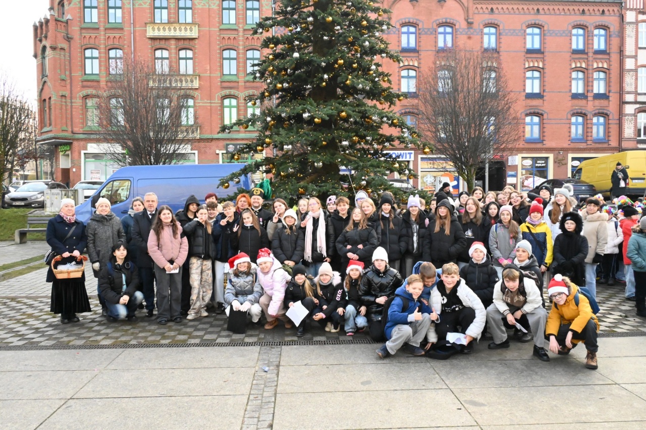 Świąteczne śpiewanie na rynku w Nowym Bytomiu 17