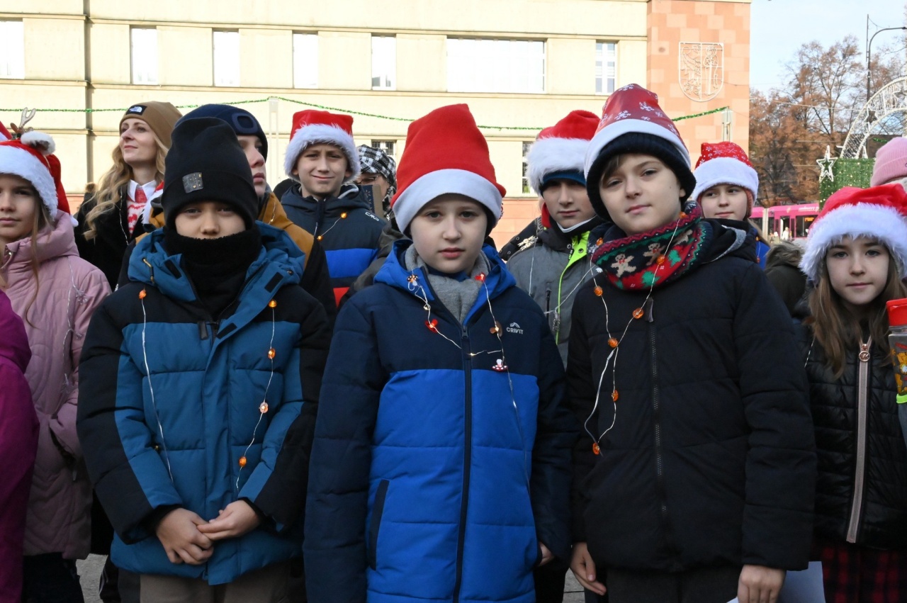 Świąteczne śpiewanie na rynku w Nowym Bytomiu 20