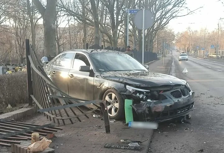Kolizja na ulicy Chorzowskiej w Rudzie Śląskiej: Kierowca BMW wjechał w płot