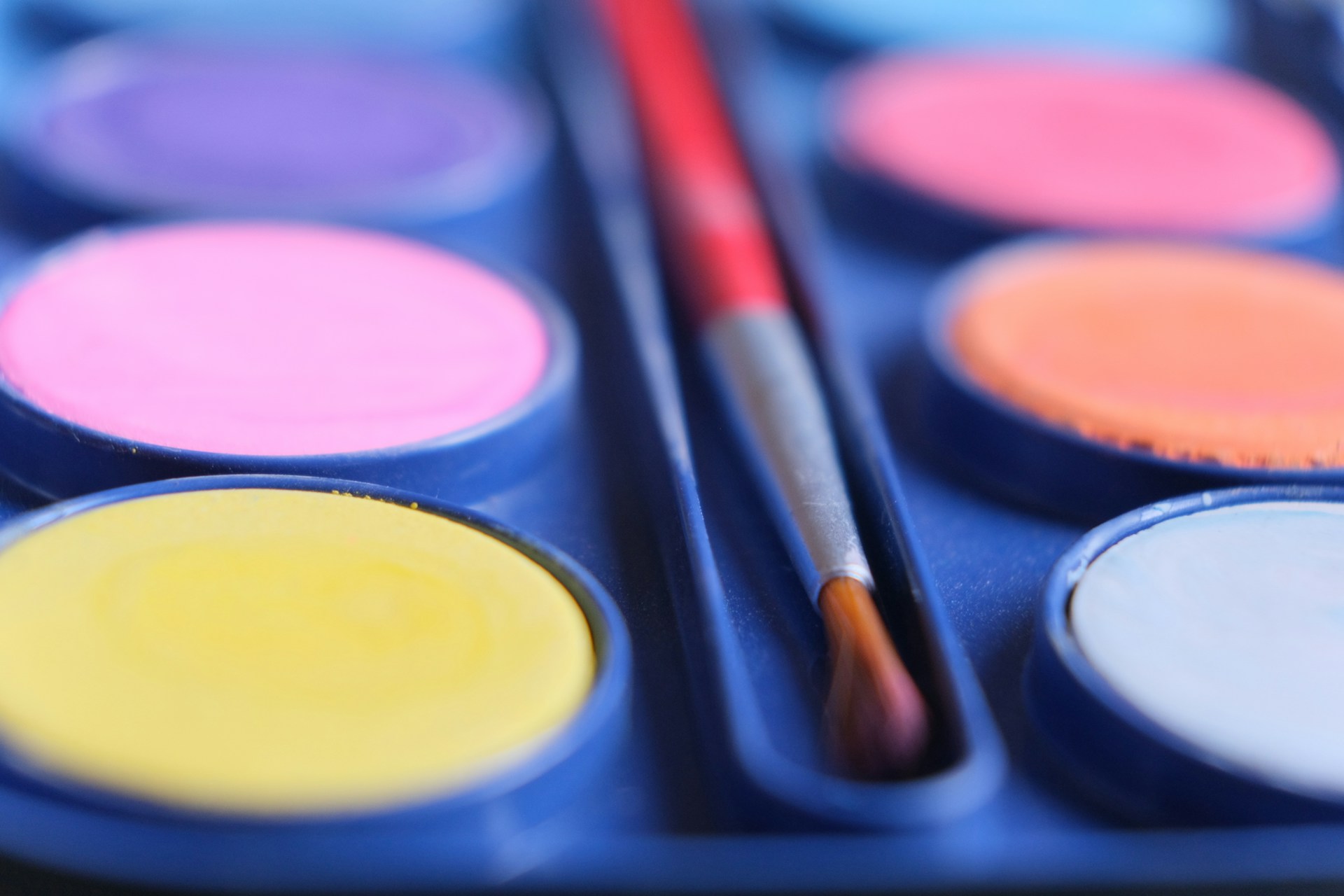 Jak różnią się między sobą farby akwarelowe?