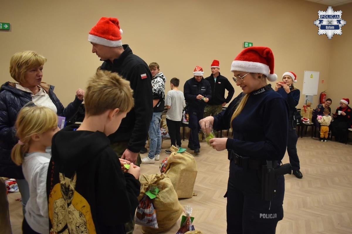 Policjanci na mikołajkowym spotkaniu z dziećmi z Domu Dziecka nr 1