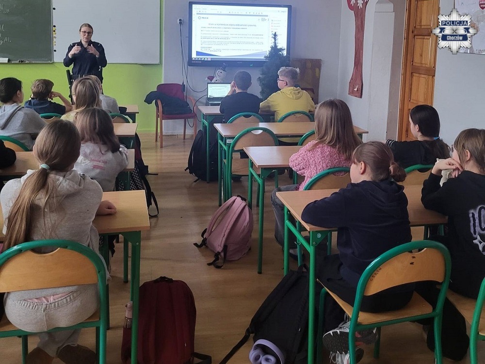 Bezpieczeństwo w sieci i na torach – spotkanie z policjantką w Szkole Podstawowej nr 9